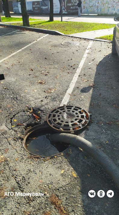 В Жовтневом районе Мариуполя дорожники прочистили колодцы ливневой канализации В Жовтневом районе Мариуполя дорожники прочистили колодцы ливневой канализации