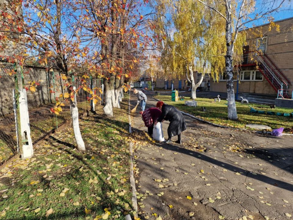 Сегодня, 30 октября 2025 года, в рамках проекта «Городская среда», реализуемого Единой Россией , работники общеобразовательных учреждений Кировского района приняли участие в традиционной экологической акции «Чистый четверг» Сегодня, 30 октября 2025 года, в рамках проекта «Городская среда», реализуемого Единой Россией , работники общеобразовательных учреждений Кировского района приняли участие в традиционной экологической акции «Чистый четверг»