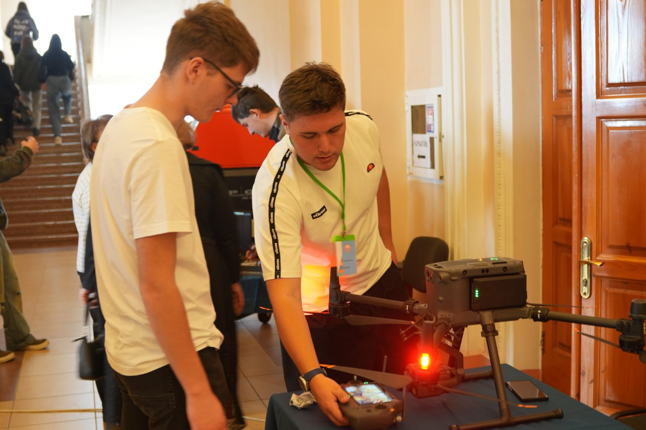 В рамках акции «Учиться в Донбассе» состоялась ярмарка профессий «Будущее выбираешь сам», в которой приняли участие порядка 250 школьников, студентов и преподавателей