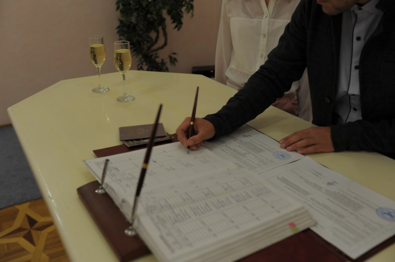 “Скучно нам не бывает никогда”: сотрудники Донецкого городского ЗАГС назвали самые необычные свадьбы