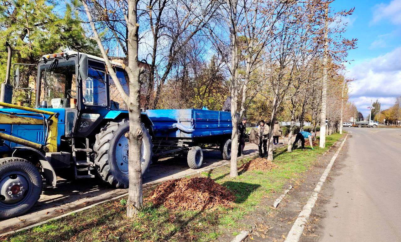 Александр Шатов: Работниками предприятия «Партнер» выполняется уборка листвы с газонов и пешеходных дорожек на улице Крупской