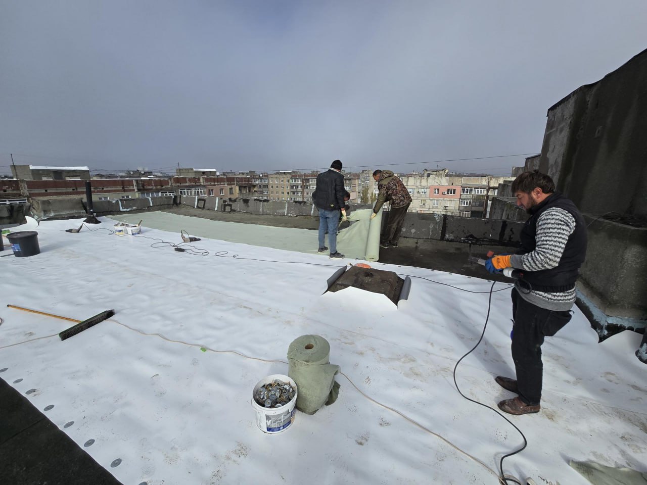 Специалисты из Владимирской области продолжают капремонт крыш в Кировском