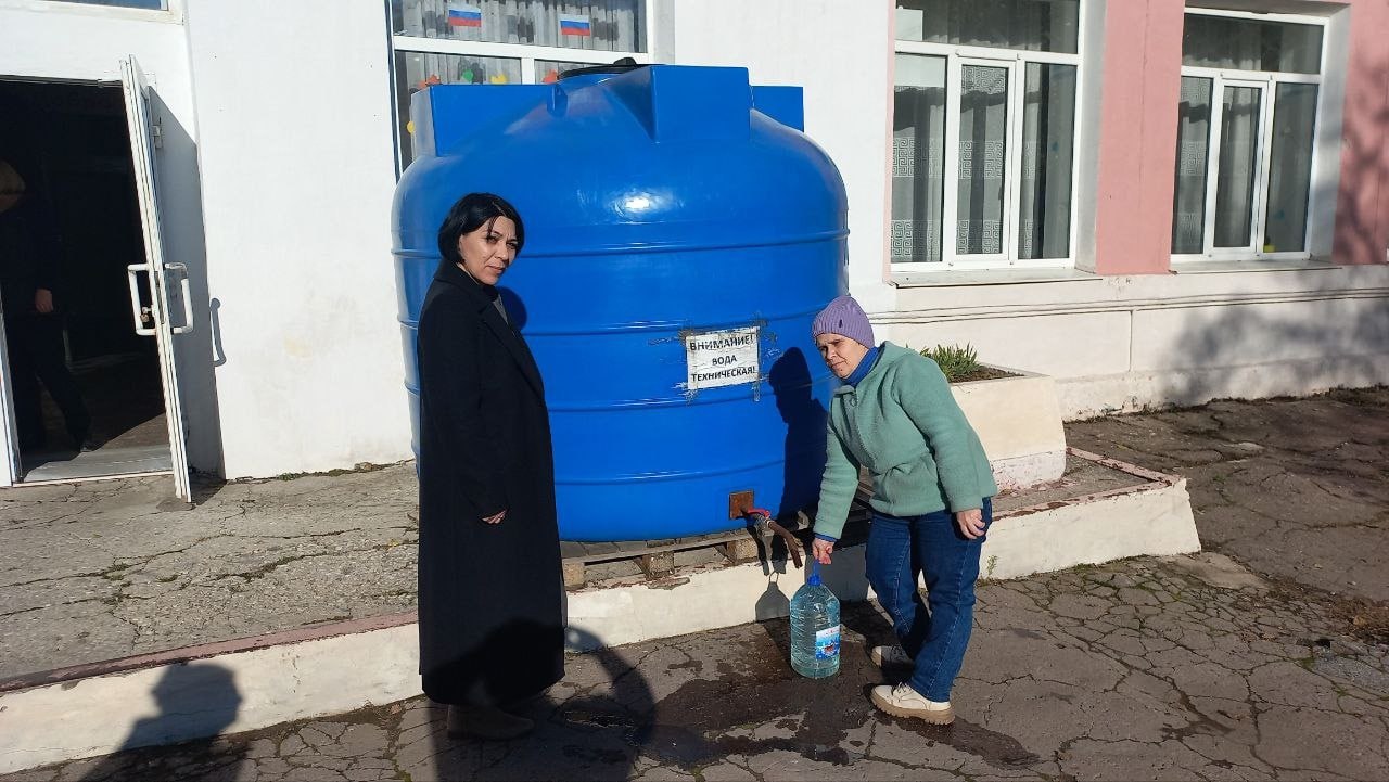 30 октября 2025 года депутаты Горловского городского совета от фракции «Единая Россия» – Роман Конев, Светлана Евсеенко, Павел Калфакчиян, Инает Розводова – посетили места подвоза воды и осуществили адресный подвоз воды 30 октября 2025 года депутаты Горловского городского совета от фракции «Единая Россия» – Роман Конев, Светлана Евсеенко, Павел Калфакчиян, Инает Розводова – посетили места подвоза воды и осуществили адресный подвоз воды