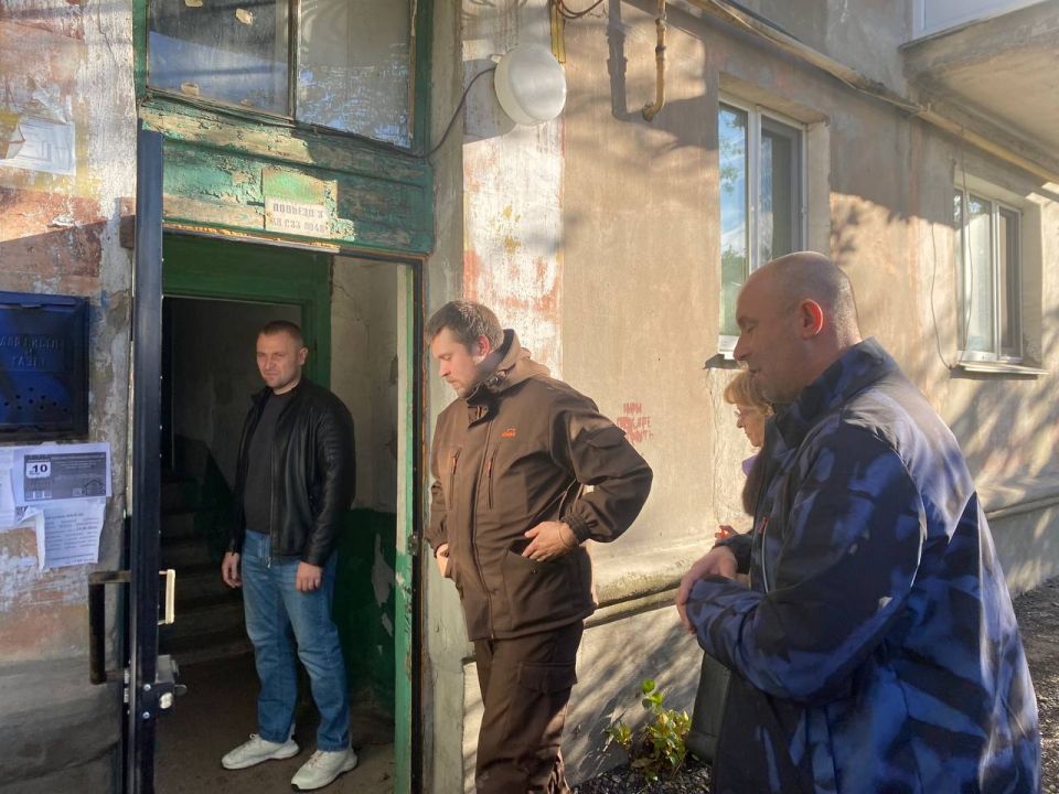 Первый заместитель главы Администрации городского округа Харцызск Олег Захаров провел встречу с жителями в пгт Горное по ул. Шахтерская, 33 Первый заместитель главы Администрации городского округа Харцызск Олег Захаров провел встречу с жителями в пгт Горное по ул. Шахтерская, 33