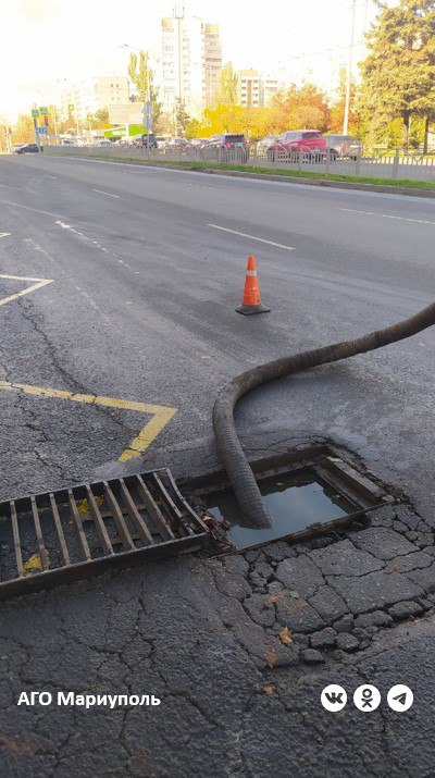 В Жовтневом районе Мариуполя дорожники прочистили колодцы ливневой канализации
