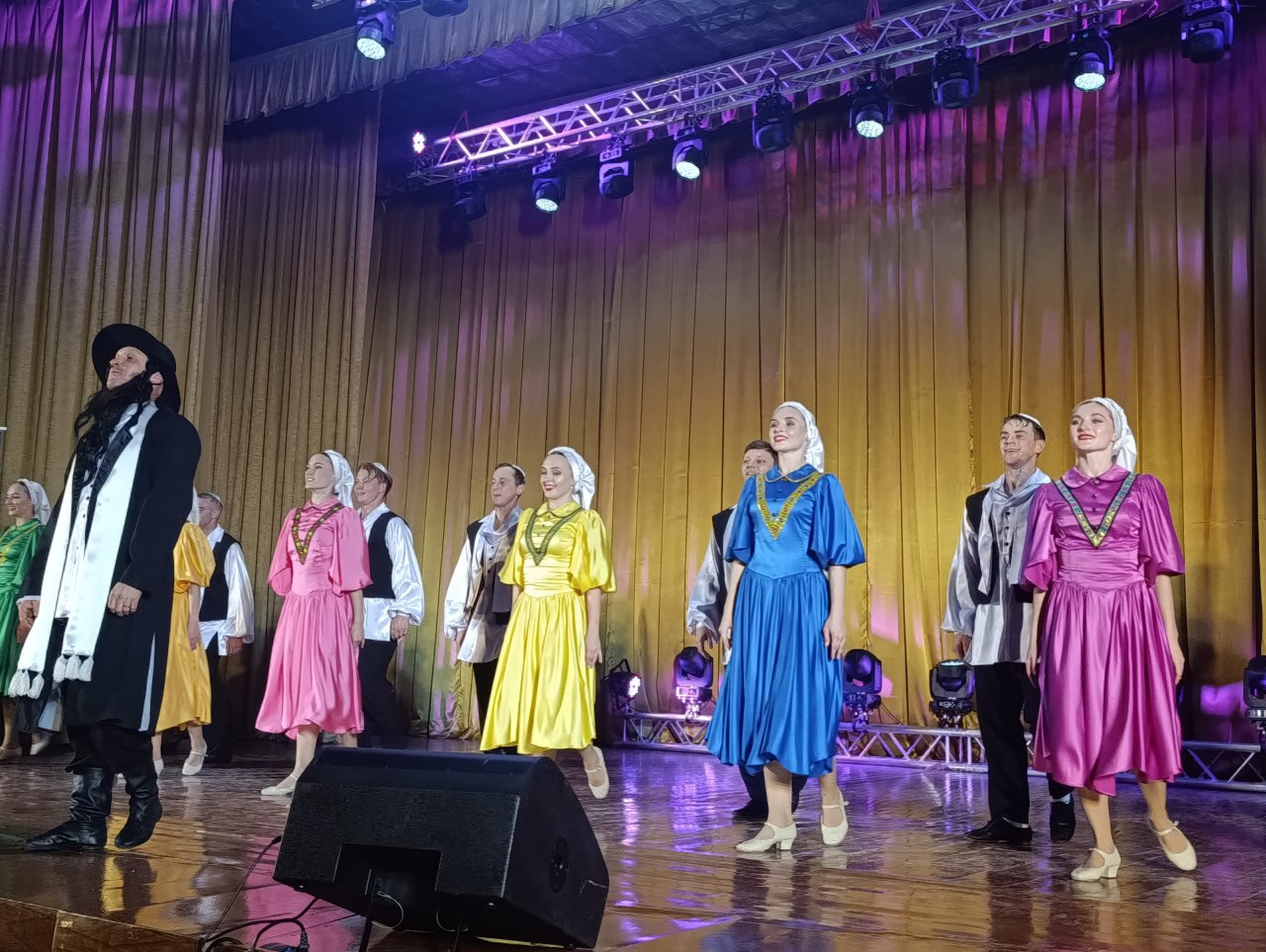 Сергей Ермаков: 30 октября в централизованной клубной системе «Снежинка» состоялся концерт заслуженного государственного академического ансамбля песни и танца «Донбасс» Сергей Ермаков: 30 октября в централизованной клубной системе «Снежинка» состоялся концерт заслуженного государственного академического ансамбля песни и танца «Донбасс»