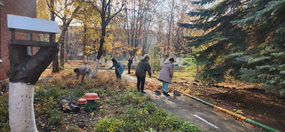 Сегодня, 30 октября 2025 года, в рамках проекта «Городская среда», реализуемого Единой Россией , работники общеобразовательных учреждений Кировского района приняли участие в традиционной экологической акции «Чистый четверг» Сегодня, 30 октября 2025 года, в рамках проекта «Городская среда», реализуемого Единой Россией , работники общеобразовательных учреждений Кировского района приняли участие в традиционной экологической акции «Чистый четверг»