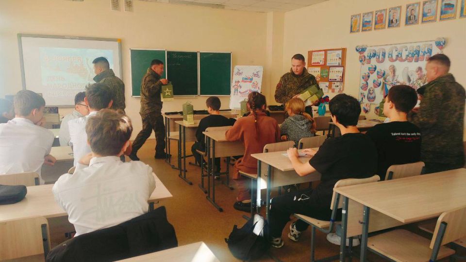 Урок мужества «Пока мы едины - мы непобедимы!» состоялся в школе Мангушского округа Урок мужества «Пока мы едины - мы непобедимы!» состоялся в школе Мангушского округа