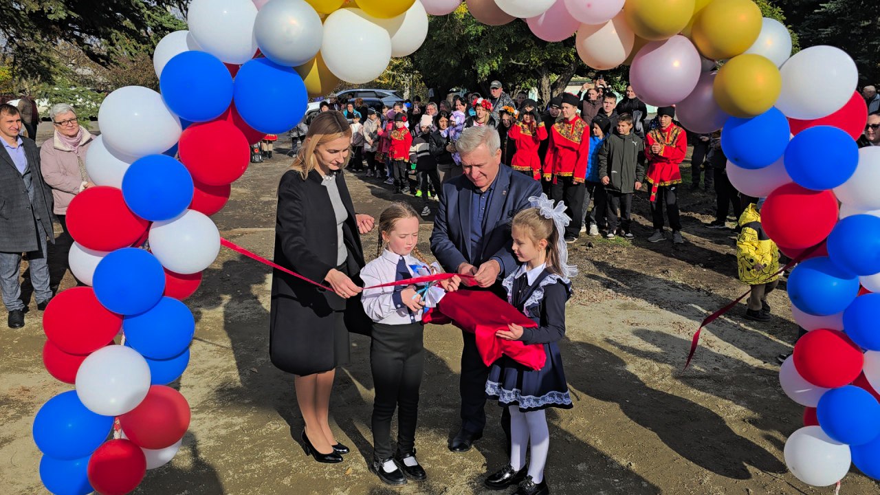 В Старобешевском округе состоялось торжественное открытие детской игровой площадки В Старобешевском округе состоялось торжественное открытие детской игровой площадки