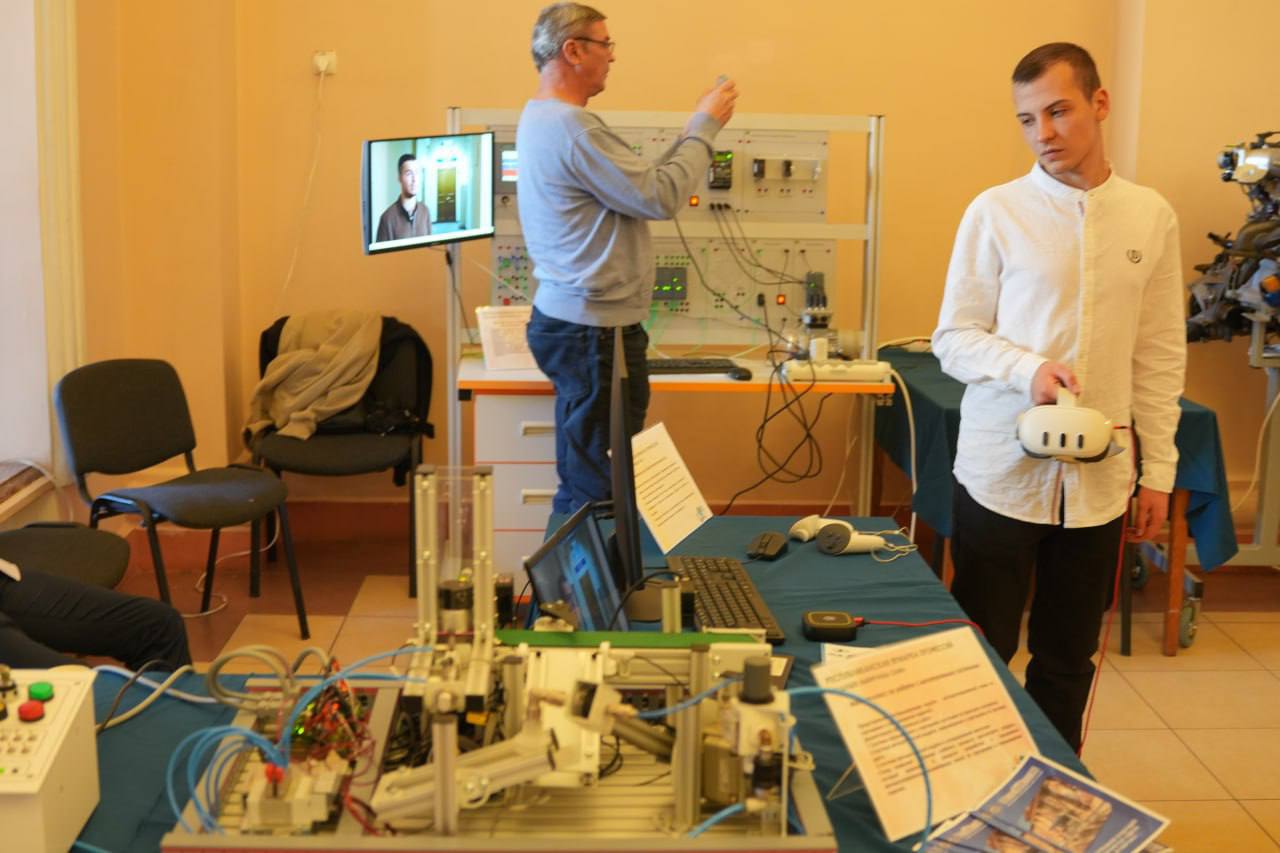 250 школьников и студентов ДНР приняли участие в ярмарке профессий 250 школьников и студентов ДНР приняли участие в ярмарке профессий