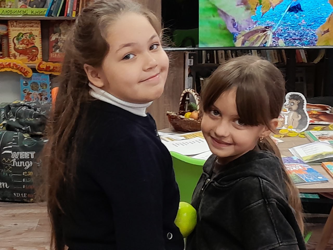 Осенних красок хоровод. Осень – прекрасное и красивое время года, которое, словно художник, раскрашивает природу в яркие цвета Осенних красок хоровод. Осень – прекрасное и красивое время года, которое, словно художник, раскрашивает природу в яркие цвета