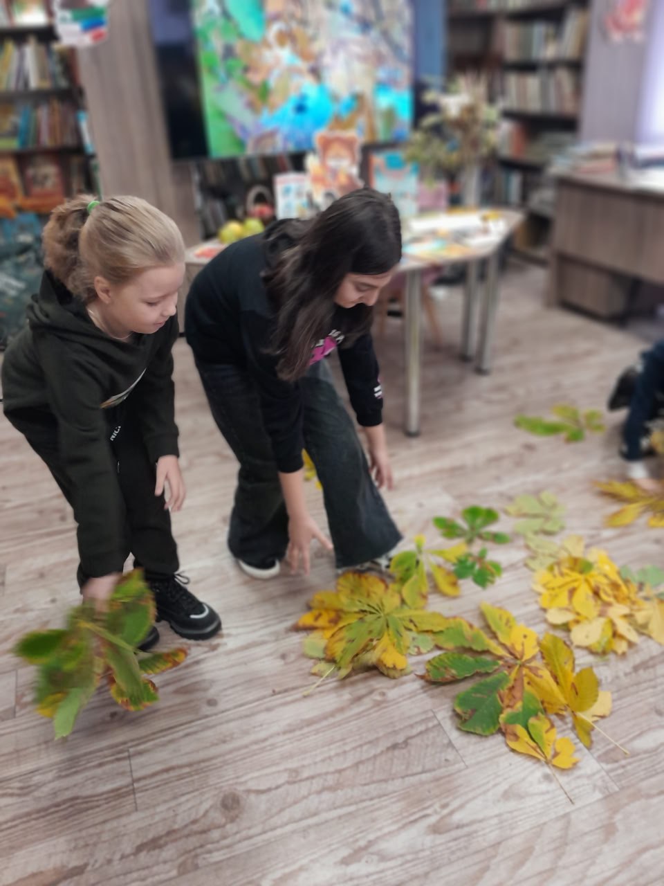 Осенних красок хоровод. Осень – прекрасное и красивое время года, которое, словно художник, раскрашивает природу в яркие цвета Осенних красок хоровод. Осень – прекрасное и красивое время года, которое, словно художник, раскрашивает природу в яркие цвета