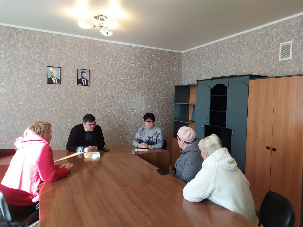 Сегодня, 30 октября 2025 года Глава муниципального образования городской округ Торез Артем Чесноков провел прием населения по личным вопросам