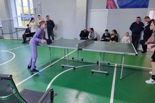 Дети из села Вольное учатся играть в настольный теннис благодаря помощи Надымского района
