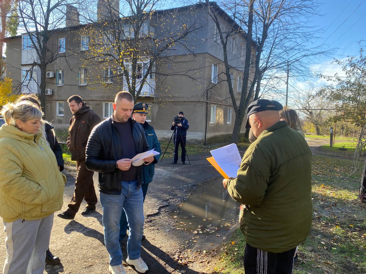 Первый заместитель главы Администрации городского округа Харцызск Олег Захаров провел встречу с жителями в пгт Горное по ул. Шахтерская, 33 Первый заместитель главы Администрации городского округа Харцызск Олег Захаров провел встречу с жителями в пгт Горное по ул. Шахтерская, 33