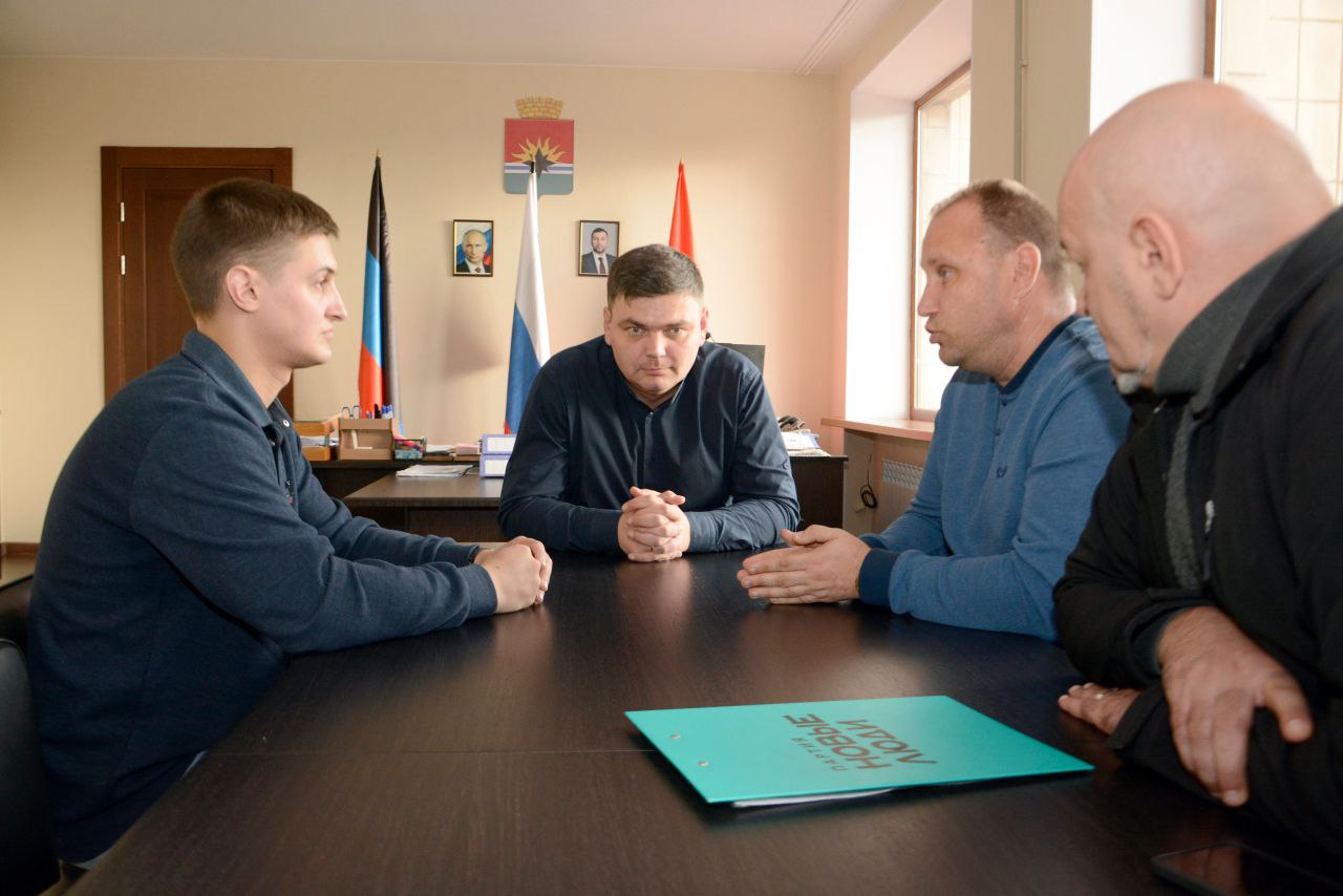 В рамках продолжающейся программы «Новых людей» ознакомления молодых парламентариев с функционированием органов местного самоуправления, в Торез был приглашен Андрей Перов, активный представитель Молодежного парламента ДНР В рамках продолжающейся программы «Новых людей» ознакомления молодых парламентариев с функционированием органов местного самоуправления, в Торез был приглашен Андрей Перов, активный представитель Молодежного парламента ДНР