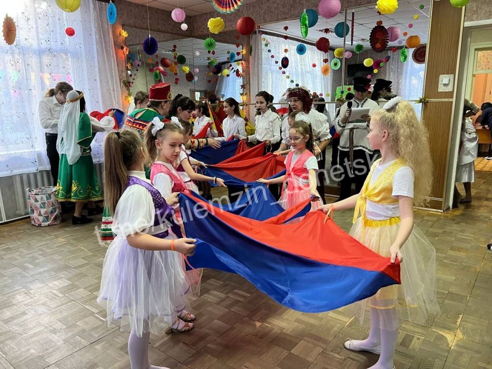 Управа Ворошиловского района, совместно с Центром детского и юношеского творчества, организовала яркий фестиваль «Народы Донбасса» Управа Ворошиловского района, совместно с Центром детского и юношеского творчества, организовала яркий фестиваль «Народы Донбасса»