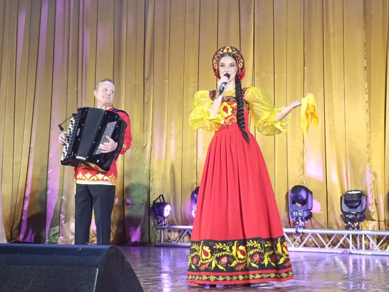 Сергей Ермаков: 30 октября в централизованной клубной системе «Снежинка» состоялся концерт заслуженного государственного академического ансамбля песни и танца «Донбасс» Сергей Ермаков: 30 октября в централизованной клубной системе «Снежинка» состоялся концерт заслуженного государственного академического ансамбля песни и танца «Донбасс»