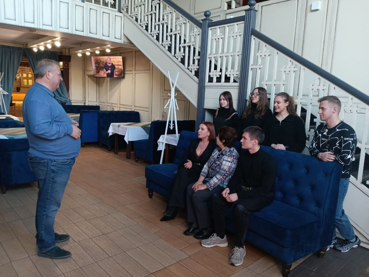 Сегодня, 30 октября 2025 года, по поручению Главы Республики Дениса Пушилина, депутат Донецкого городского Совета ДНР Михаил Рыбаков провел встречу с трудовым коллективом по адресу: ул. Нижнедворцовая, 1А