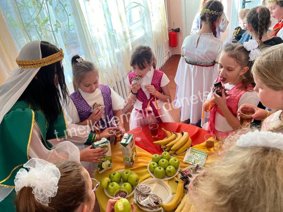 Управа Ворошиловского района, совместно с Центром детского и юношеского творчества, организовала яркий фестиваль «Народы Донбасса» Управа Ворошиловского района, совместно с Центром детского и юношеского творчества, организовала яркий фестиваль «Народы Донбасса»
