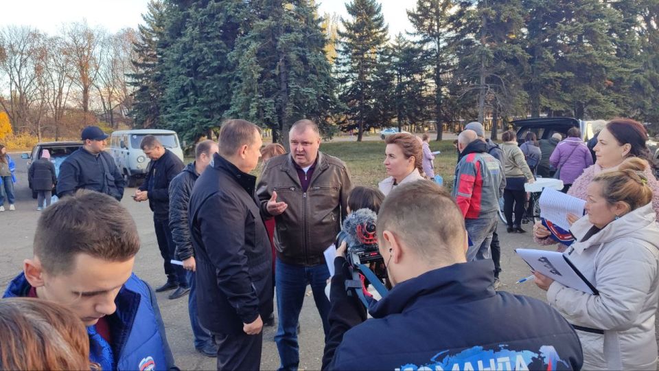 В Кировском районе состоялась встреча с участием руководителя Регионального исполнительного комитета партии «Единая Россия», руководителя Центрального исполкома ОД Донецкая Республика и руководителя аппарата Администрации... В Кировском районе состоялась встреча с участием руководителя Регионального исполнительного комитета партии «Единая Россия», руководителя Центрального исполкома ОД Донецкая Республика и руководителя аппарата Администрации...