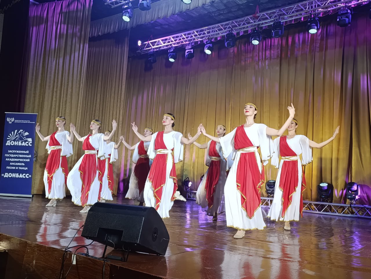 Сергей Ермаков: 30 октября в централизованной клубной системе «Снежинка» состоялся концерт заслуженного государственного академического ансамбля песни и танца «Донбасс» Сергей Ермаков: 30 октября в централизованной клубной системе «Снежинка» состоялся концерт заслуженного государственного академического ансамбля песни и танца «Донбасс»