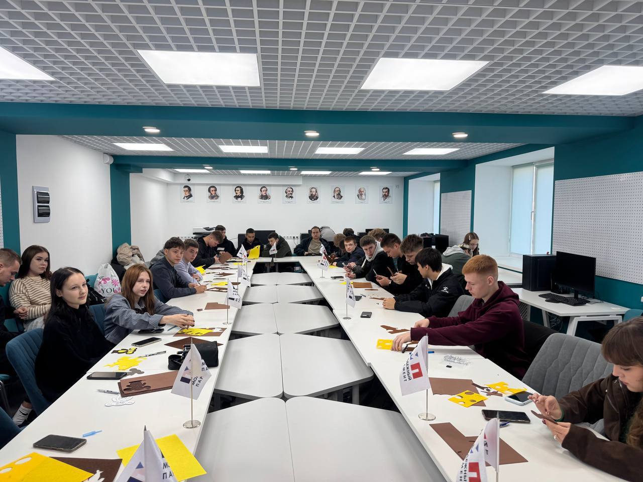 С любовью к своей стране. Сегодня комитет по патриотическому воспитанию и социальной адаптации молодежи, участвующей в боевых действиях, провел мероприятие, приуроченное ко Дню народного единства для студентов ДонНУЭТ С любовью к своей стране. Сегодня комитет по патриотическому воспитанию и социальной адаптации молодежи, участвующей в боевых действиях, провел мероприятие, приуроченное ко Дню народного единства для студентов ДонНУЭТ