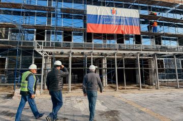 Петербургские строители продолжают восстанавливать спорткомплекс «Нептун» в Мариуполе