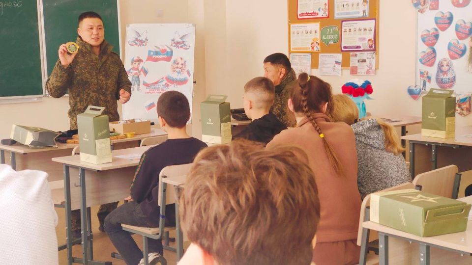 Урок мужества «Пока мы едины - мы непобедимы!» состоялся в школе Мангушского округа Урок мужества «Пока мы едины - мы непобедимы!» состоялся в школе Мангушского округа