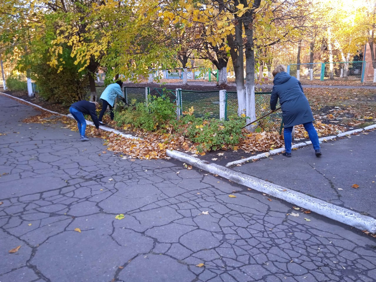 Сегодня, 30 октября 2025 года, в рамках проекта «Городская среда», реализуемого Единой Россией , работники предприятий Кировского района приняли участие в традиционной экологической акции «Чистый четверг»