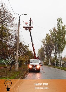 Сотрудники предприятия «Донецкгорсвет» проводят комплексное техническое обслуживание электрических сетей и оборудования во всех районах города