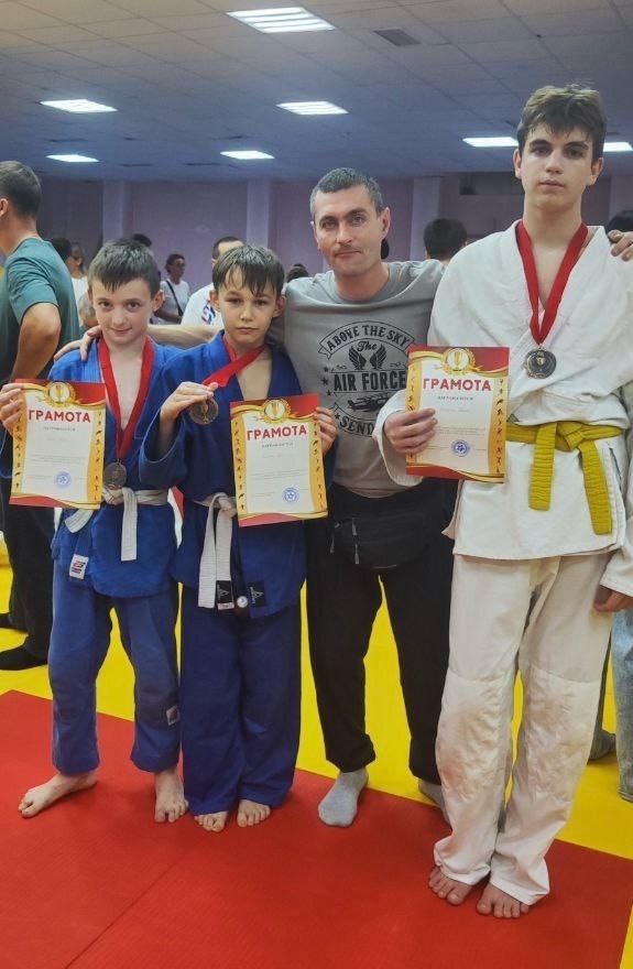 «Тренеры - сердце спорта». День тренера — это особый праздник, который позволяет выразить благодарность и признательность тем, кто помогает достигать новых высот и верить в свои силы «Тренеры - сердце спорта». День тренера — это особый праздник, который позволяет выразить благодарность и признательность тем, кто помогает достигать новых высот и верить в свои силы