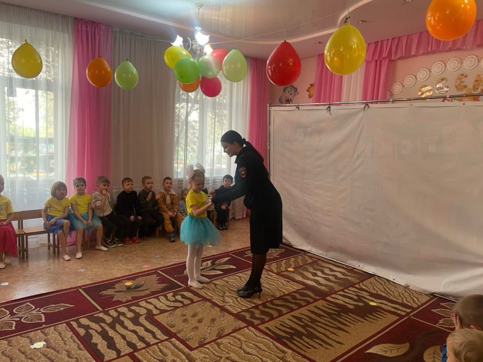 Сотрудники Госавтоинспекции провели профилактические беседы с дошкольниками Сотрудники Госавтоинспекции провели профилактические беседы с дошкольниками