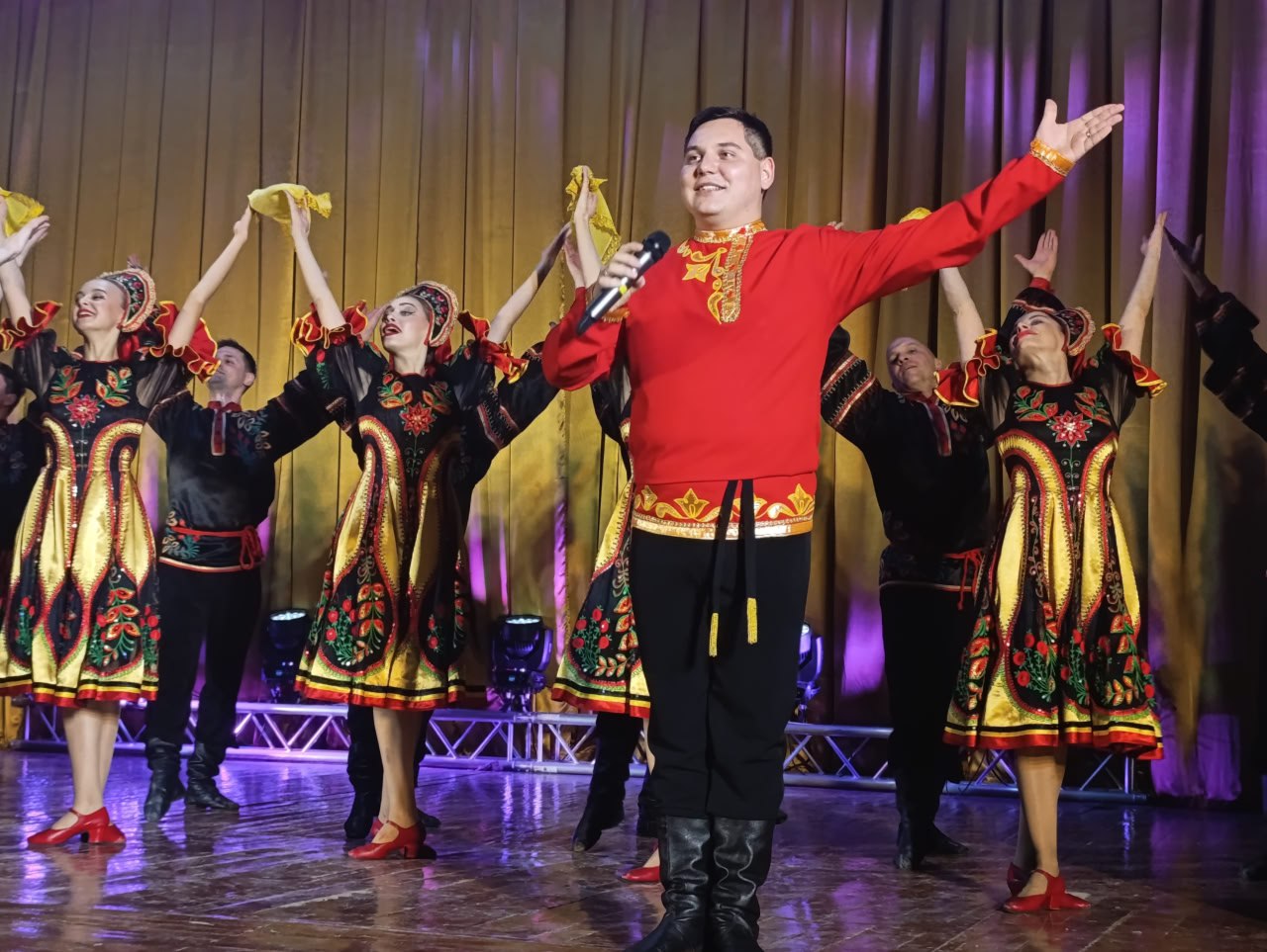 Сергей Ермаков: 30 октября в централизованной клубной системе «Снежинка» состоялся концерт заслуженного государственного академического ансамбля песни и танца «Донбасс» Сергей Ермаков: 30 октября в централизованной клубной системе «Снежинка» состоялся концерт заслуженного государственного академического ансамбля песни и танца «Донбасс»