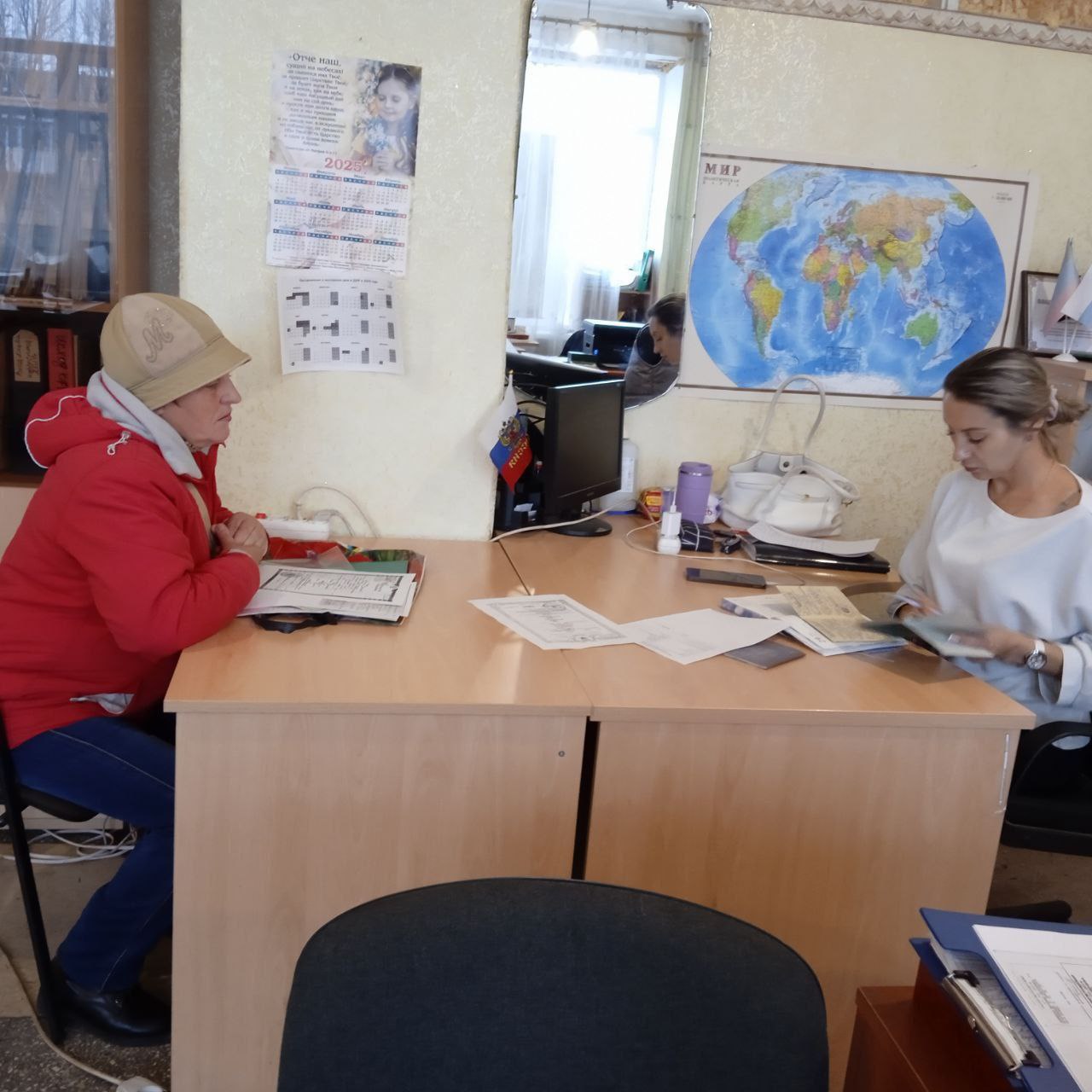 Сегодня, 30 октября 2025 года, сотрудники Отделения Социальной защиты населения №29, работающего в филиале Государственного бюджетного учреждения, совместно с сотрудниками Клиентской службой города Дебальцево провели прием... Сегодня, 30 октября 2025 года, сотрудники Отделения Социальной защиты населения №29, работающего в филиале Государственного бюджетного учреждения, совместно с сотрудниками Клиентской службой города Дебальцево провели прием...