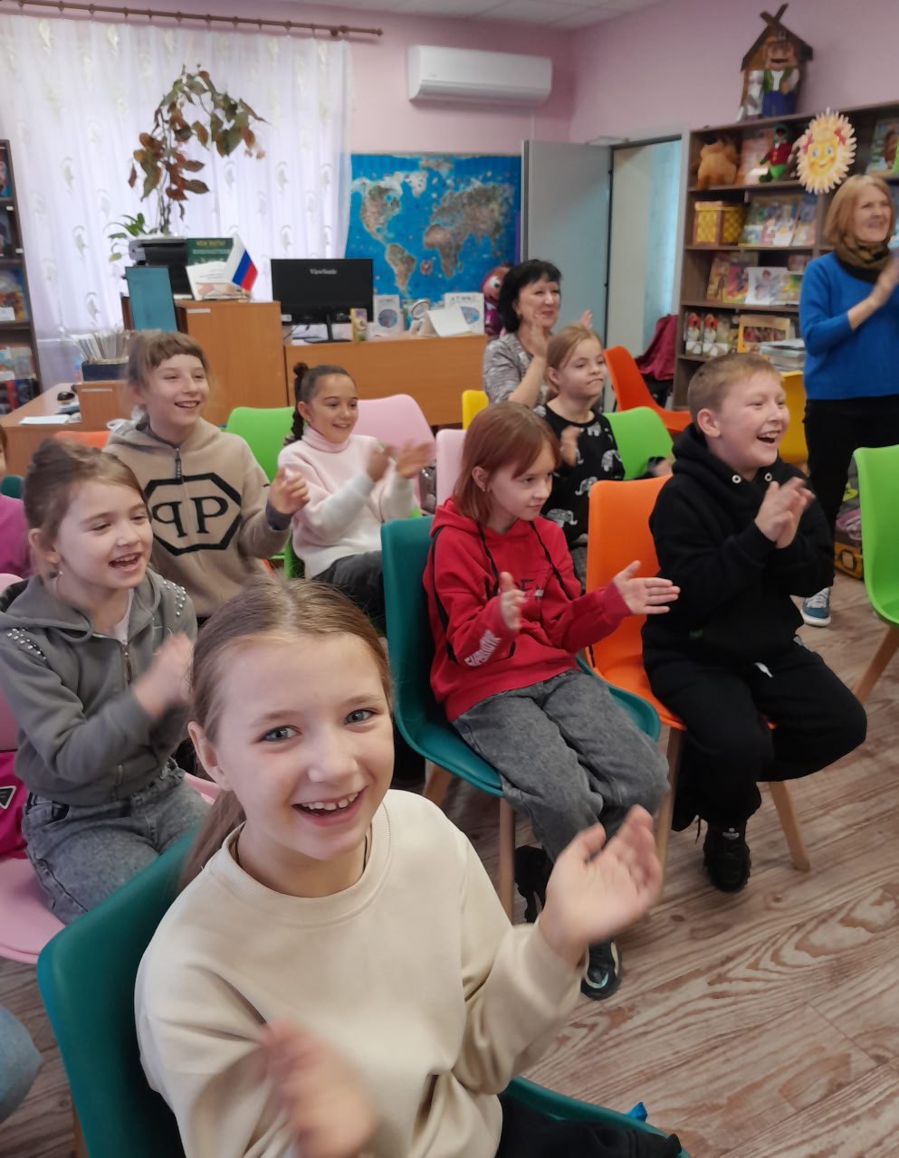 Осенних красок хоровод. Осень – прекрасное и красивое время года, которое, словно художник, раскрашивает природу в яркие цвета Осенних красок хоровод. Осень – прекрасное и красивое время года, которое, словно художник, раскрашивает природу в яркие цвета