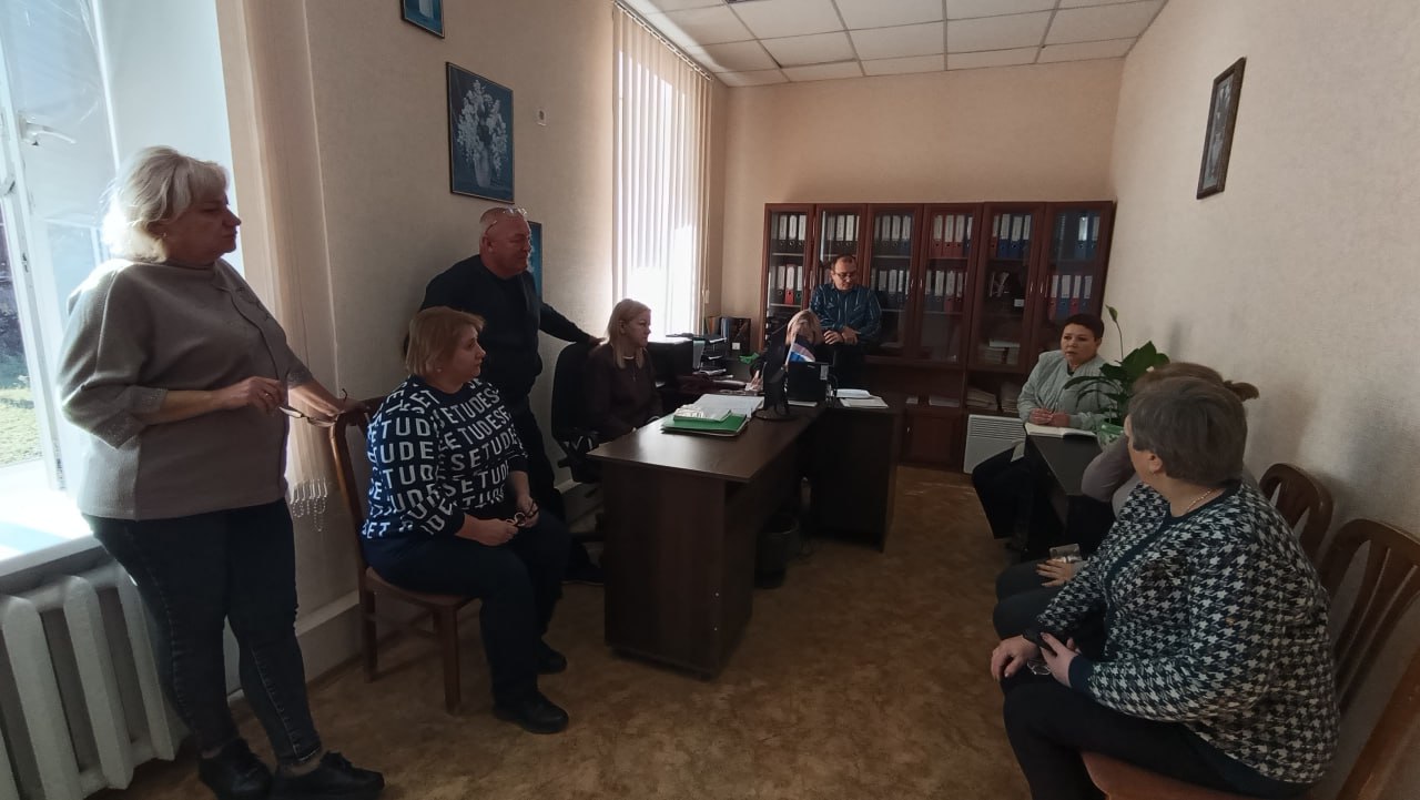 Управляющий делами Администрации Старобешевского округа Евгения Биатова провела встречу с трудовым коллективам ГБУСО «Комплексный центр социального обслуживания населения Старобешевского района» Управляющий делами Администрации Старобешевского округа Евгения Биатова провела встречу с трудовым коллективам ГБУСО «Комплексный центр социального обслуживания населения Старобешевского района»