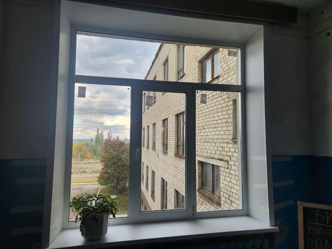 Подрядчики Нижегородской области поменяли окна в Харцызском лицее Подрядчики Нижегородской области поменяли окна в Харцызском лицее