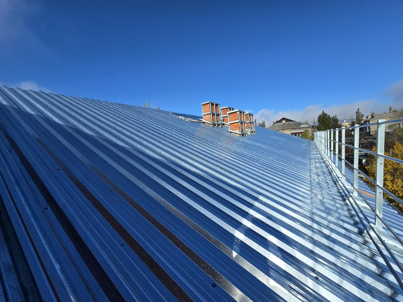 Специалисты из Владимирской области продолжают капремонт крыш в Кировском Специалисты из Владимирской области продолжают капремонт крыш в Кировском