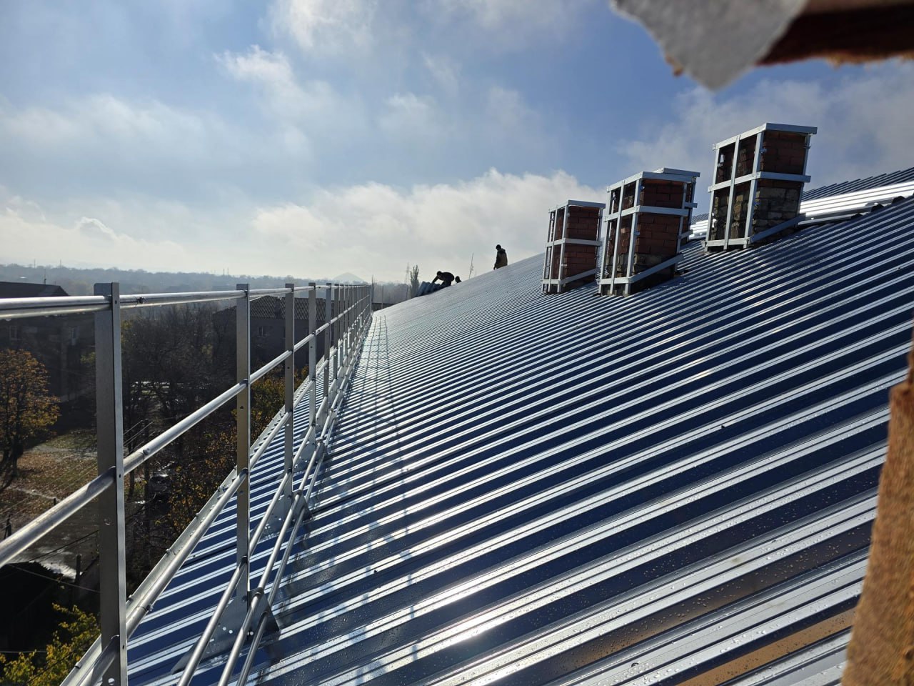 Специалисты из Владимирской области продолжают капремонт крыш в Кировском Специалисты из Владимирской области продолжают капремонт крыш в Кировском