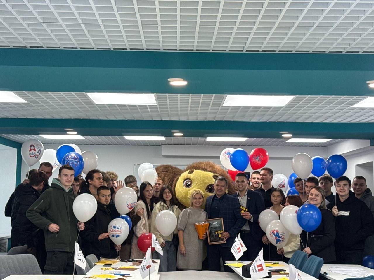 С любовью к своей стране. Сегодня комитет по патриотическому воспитанию и социальной адаптации молодежи, участвующей в боевых действиях, провел мероприятие, приуроченное ко Дню народного единства для студентов ДонНУЭТ