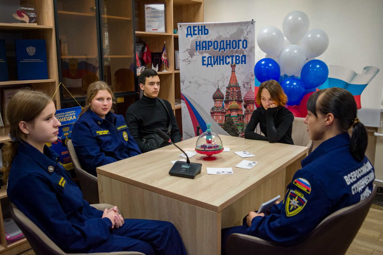 Добровольцы Донецкого РО ВСКС приняли участие в интеллектуальной игре «Что? Где? Когда?», посвящённой Дню народного единства Добровольцы Донецкого РО ВСКС приняли участие в интеллектуальной игре «Что? Где? Когда?», посвящённой Дню народного единства