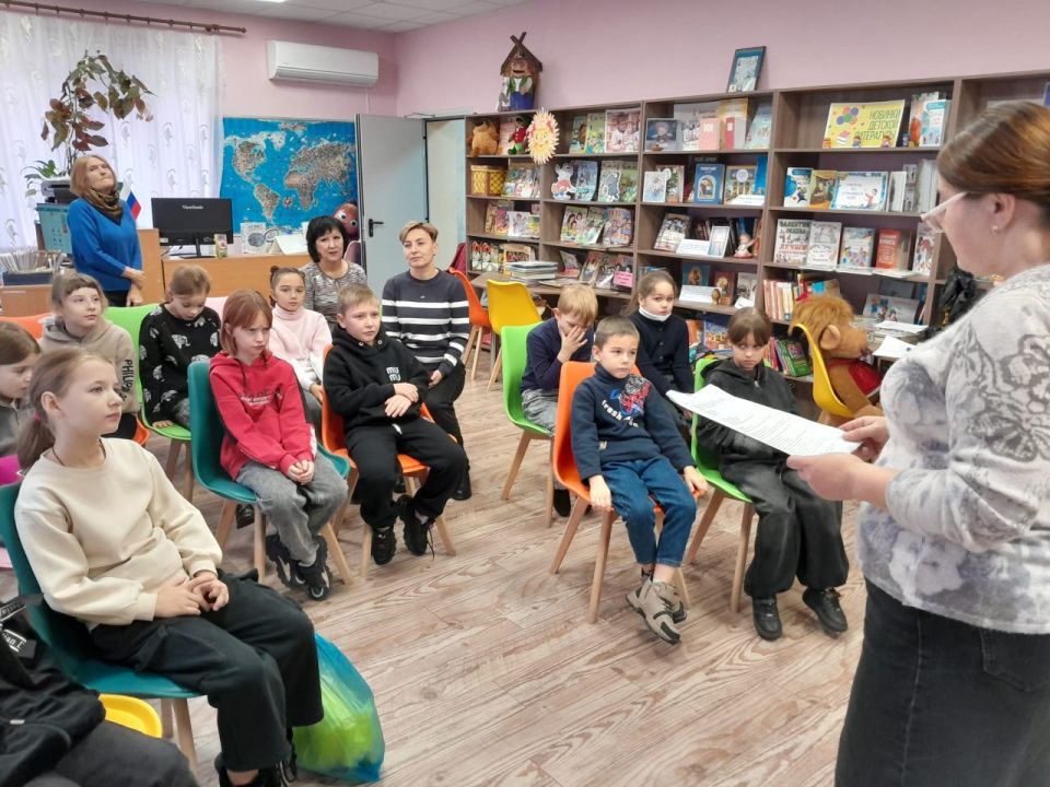 Осенних красок хоровод. Осень – прекрасное и красивое время года, которое, словно художник, раскрашивает природу в яркие цвета Осенних красок хоровод. Осень – прекрасное и красивое время года, которое, словно художник, раскрашивает природу в яркие цвета