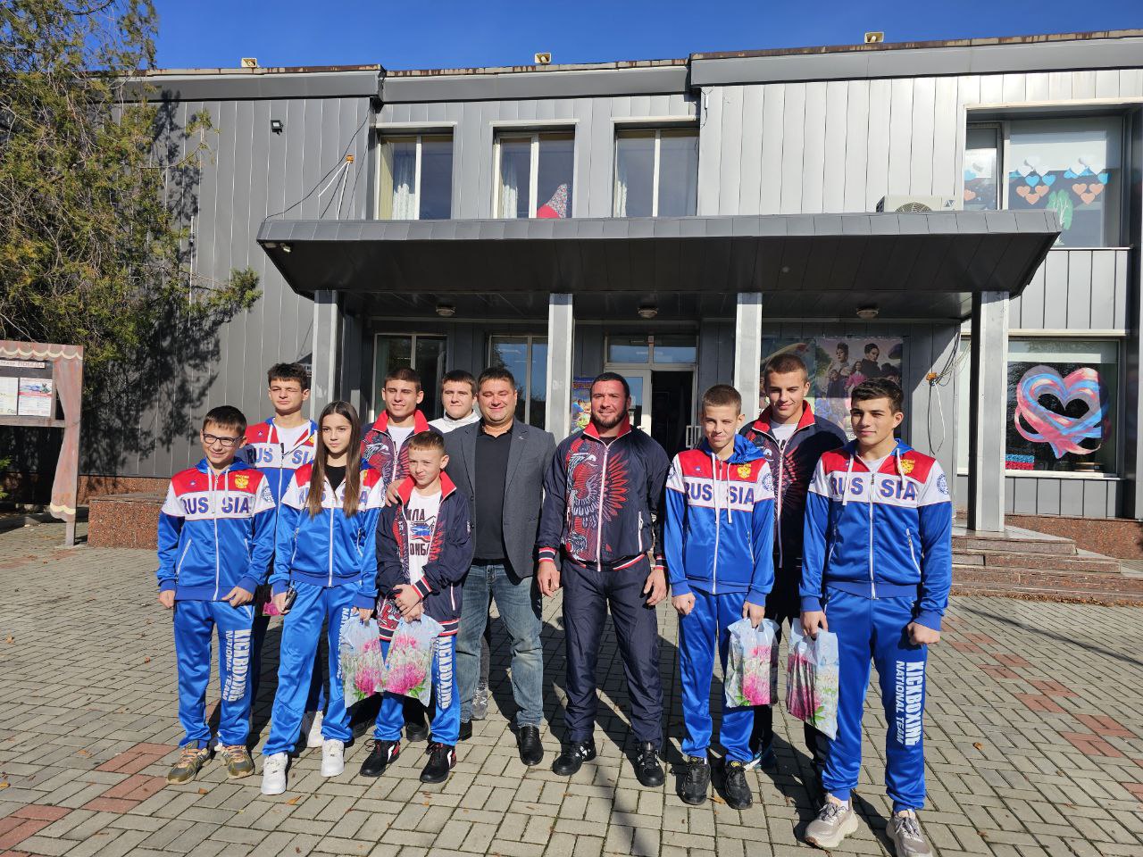 Депутат местного отделения партии «Единая Россия» Алексей Зипа провёл рабочую встречу с тренером-преподавателем спортивного клуба «СИЛА ДОНБАССА» Сингур Денисом и спортсменами округа Депутат местного отделения партии «Единая Россия» Алексей Зипа провёл рабочую встречу с тренером-преподавателем спортивного клуба «СИЛА ДОНБАССА» Сингур Денисом и спортсменами округа