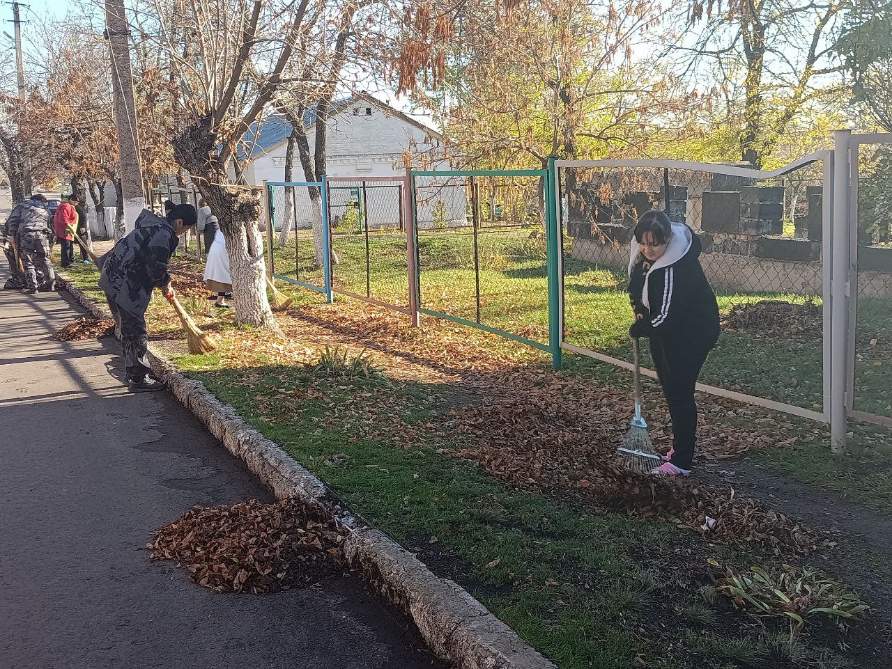 30 октября, в рамках партийного проекта Единой России "Городская среда", а также традиционной экологической акции «Чистый четверг» жители населенных пунктов Тельмановского округа приняли участие в наведении чистоты и порядка 30 октября, в рамках партийного проекта Единой России "Городская среда", а также традиционной экологической акции «Чистый четверг» жители населенных пунктов Тельмановского округа приняли участие в наведении чистоты и порядка