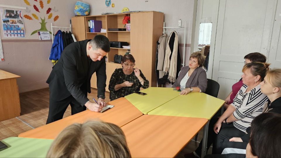 Сегодня член Общественного совета Тельмановского муниципального округа посетил ГБОУ "Андреевская школа Тельмановского муниципального округа", где коллектив школы озвучил актуальные проблемы поселка: Сегодня член Общественного совета Тельмановского муниципального округа посетил ГБОУ "Андреевская школа Тельмановского муниципального округа", где коллектив школы озвучил актуальные проблемы поселка: