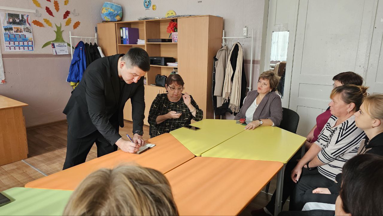 Сегодня член Общественного совета Тельмановского муниципального округа посетил ГБОУ "Андреевская школа Тельмановского муниципального округа", где коллектив школы озвучил актуальные проблемы поселка: Сегодня член Общественного совета Тельмановского муниципального округа посетил ГБОУ "Андреевская школа Тельмановского муниципального округа", где коллектив школы озвучил актуальные проблемы поселка: