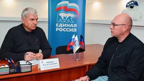 Председатель #Комитет_по_здравоохранению_охране_материнства_и_детства Виктор Ищенко провел прием граждан в Общественной приёмной Председателя партии «Единая Россия» в Донецке