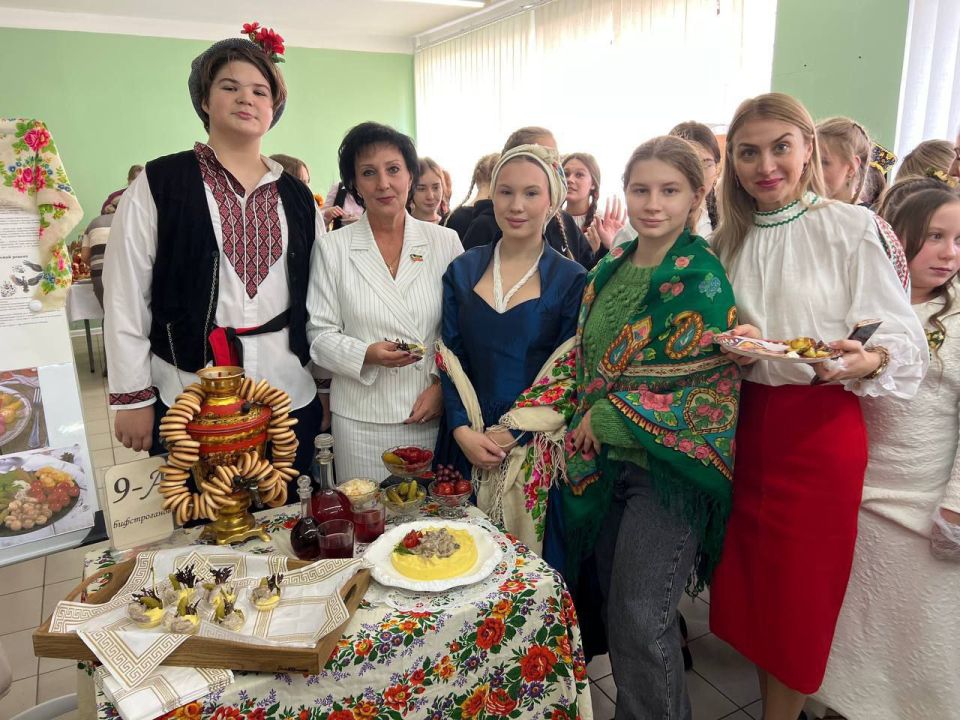 Валентина Харлашка: Вкус единства: в макеевском лицее Престиж провели праздник русской кухни! Валентина Харлашка: Вкус единства: в макеевском лицее Престиж провели праздник русской кухни!