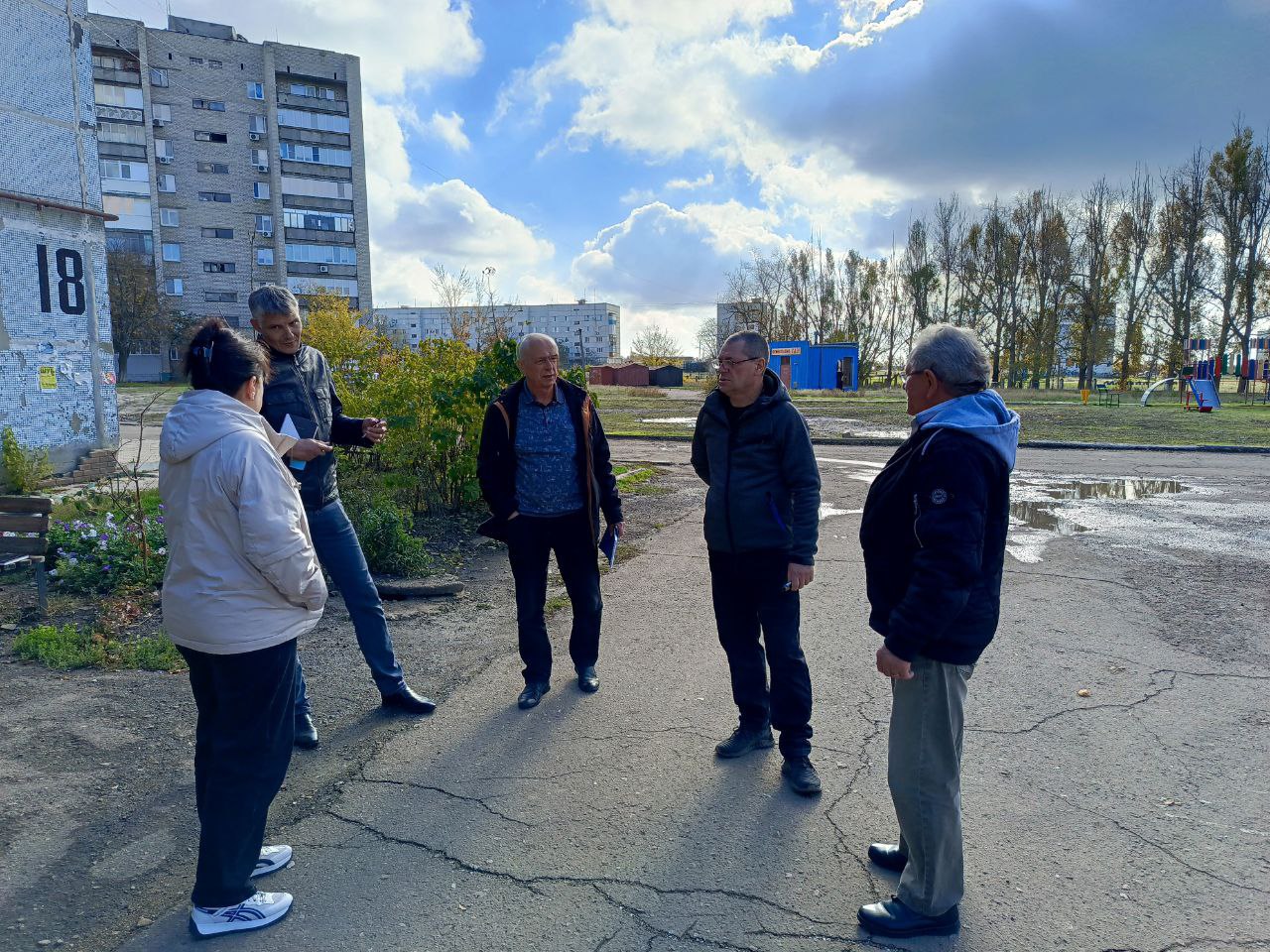 Сегодня заместитель главы Администрации муниципального образования городского округа Харцызск Владимир Панченко провел встречу с жителями города Зугрэс на улице 60 лет Октября